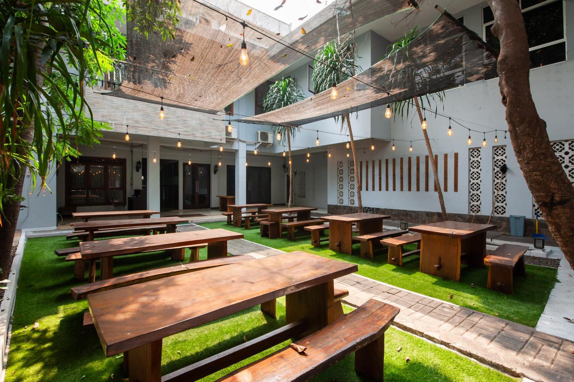 Reddoorz Plus Near Kelapa Dua Kebon Jeruk Jakarta Exterior photo