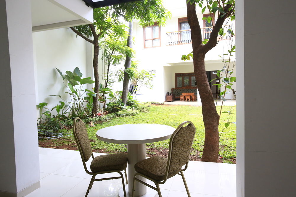 Reddoorz Plus Near Kelapa Dua Kebon Jeruk Jakarta Exterior photo