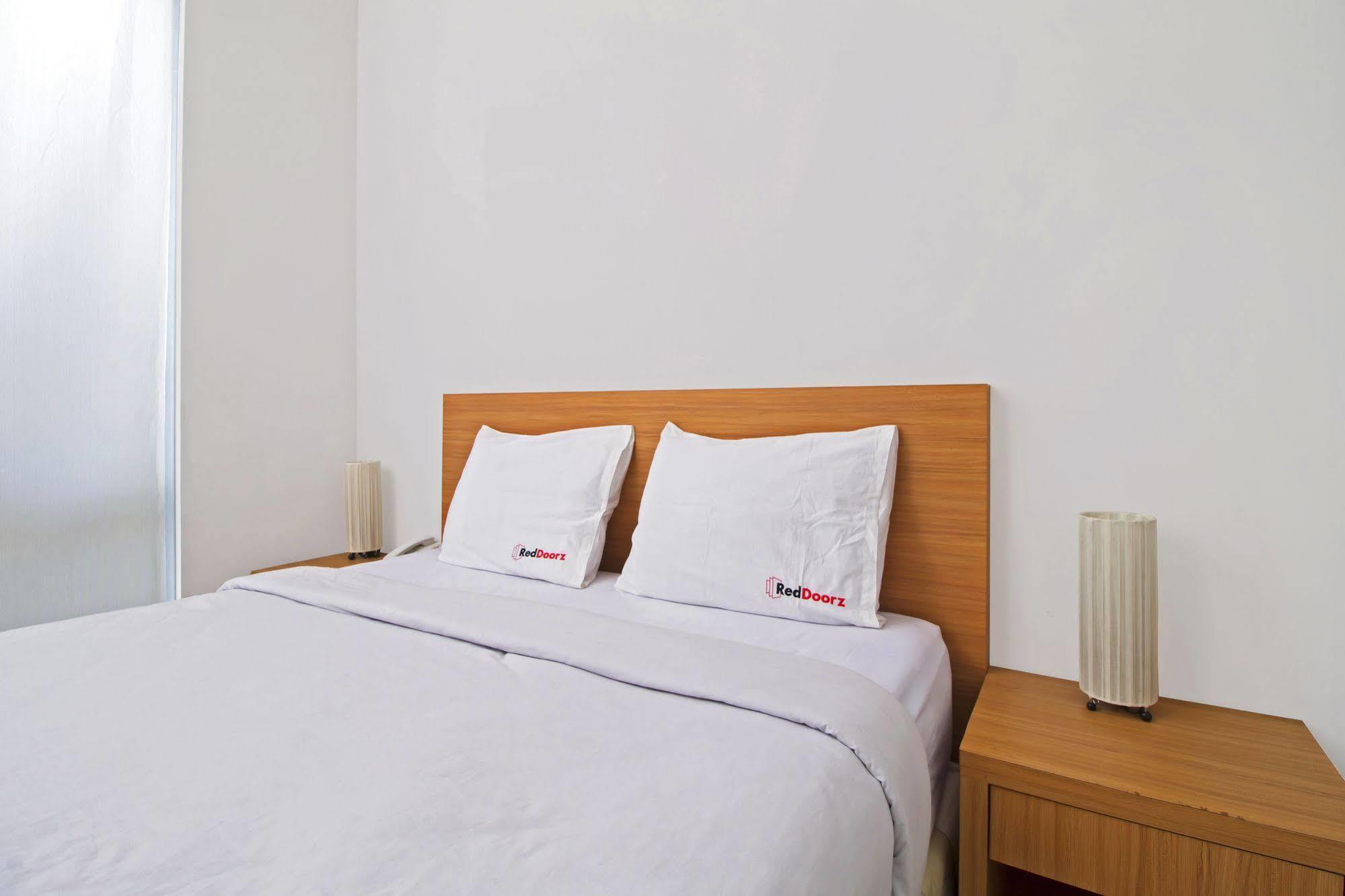 Reddoorz Plus Near Kelapa Dua Kebon Jeruk Jakarta Exterior photo