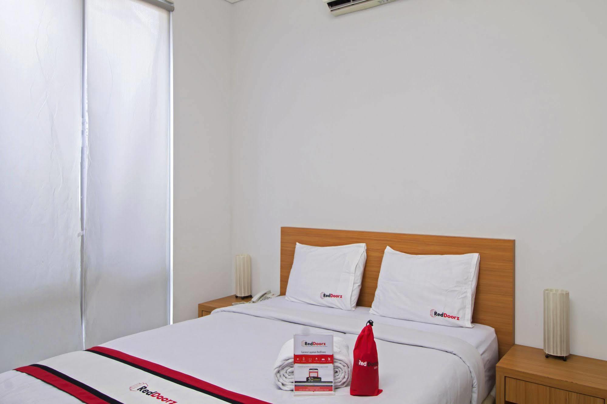 Reddoorz Plus Near Kelapa Dua Kebon Jeruk Jakarta Exterior photo